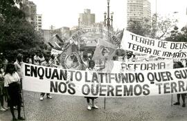 Manifestação na Praça da Sé (São Paulo-SP, [sem data]) [fotografia] / Fotógrafo(a) : Douglas Mansur ; Debora Lerrer. -- Ref.: BR-SPMST_MST-SN-CIN_AMP_000411-002432-AMT.
