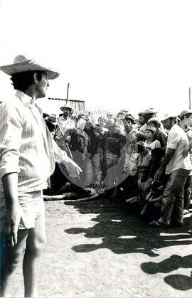Protesto contra a violência da PM na "Fazenda Annoni" (Rio Grande do Sul, 02 out. 1986) [fotografia] / Fotógrafo(a) : Karine Emerich. -- Ref.: BR-SPMST_MST-SN-CIN_AMP_000452-002622-AMT.