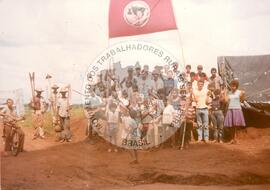 Acampamento [sem identificação] (Minas Gerais, mai. 1985) [fotografia] / Fotógrafo(a) : Arquivo MST. -- Ref.: BR-SPMST_MST-SN-CIN_AMP_000012-000068-ACP.