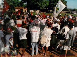 Chegada da Marcha Naciona à Brasília (Brasília-DF, 17 abr. 1997) [fotografia] / Fotógrafo(a) : Douglas Mansur. -- Ref.: BR-SPMST_MST-SN-CIN_AMP_001398-011083-MAC.