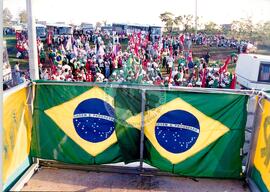 Chegada da Marcha Popular à Brasília (Brasília-DF, 07 out. 1999) [fotografia] / Fotógrafo(a) : Douglas Mansur. -- Ref.: BR-SPMST_MST-SN-CIN_AMP_001400-011182-MAC.