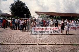 Manifestação na Embaixada da Indonésia pró Timor Leste (Brasília-DF, 10 dez. 1996) [fotografia] / Fotógrafo(a) : Arquivo MST. -- Ref.: BR-SPMST_MST-SN-CIN_AMP_001133-009365-RIT.