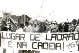 Mobilização Impeachment do Collor (Distrito Federal (Brasil), set. 1992) [fotografia] / Fotógrafo(a) : Douglas Mansur. -- Ref.: BR-SPMST_MST-SN-CIN_AMP_000573-003210-AMT.