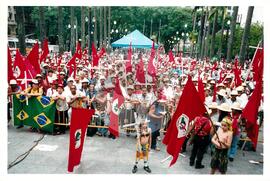 Mobilização para Marcha das Mulheres do acampamento "Terra sem males" do MST na Praça da Sé (São Paulo-SP, 08 mar. 2002) [fotografia] / Fotógrafo(a) : Arquivo MST. -- Ref.: BR-SPMST_MST-SN-CIN_AMP_000399-002249-AMT.