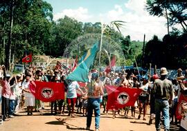 Acampamento " Nova Canudos" do MST (Porto Feliz-SP, 1999) [fotografia] / Fotógrafo(a) : Douglas Mansur. -- Ref.: BR-SPMST_MST-SN-CIN_AMP_000048-000403-ACP.