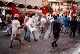 Manifestação na Praça da Sé (São Paulo-SP, [sem data]) [fotografia] / Fotógrafo(a) : Douglas Mansur ; Debora Lerrer. -- Ref.: BR-SPMST_MST-SN-CIN_AMP_000411-002440-AMT.
