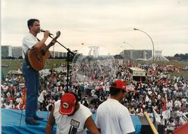 Chegada da Marcha Nacional à Brasília (Brasília-DF, fev. 1997) [fotografia] / Fotógrafo(a) : Douglas Mansur ; Paulo P. Lima. -- Ref.: BR-SPMST_MST-SN-CIN_AMP_001397-011078-MAC.