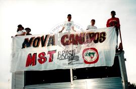 Acampamento " Nova Canudos" do MST (Porto Feliz-SP, 1999) [fotografia] / Fotógrafo(a) : Douglas Mansur. -- Ref.: BR-SPMST_MST-SN-CIN_AMP_000048-000371-ACP.