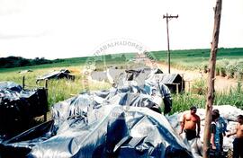 Acampamento "Nova Canudos" do MST (Porto Feliz-SP, fev. 1999) [fotografia] / Fotógrafo(a) : Douglas Mansur. -- Ref.: BR-SPMST_MST-SN-CIN_AMP_000047-000360-ACP.