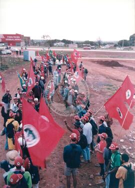 Chegada da Marcha Popular à Brasília (Brasília-DF, 07 out. 1999) [fotografia] / Fotógrafo(a) : Douglas Mansur. -- Ref.: BR-SPMST_MST-SN-CIN_AMP_001399-011133-MAC.