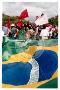 Manifestação e caminhada contra a base de Alcântara (Maranhão, 17 nov. 2002) [fotografia] / Fotógrafo(a) : Silvia Guimarães. -- Ref.: BR-SPMST_MST-SN-CIN_AMP_000530-002976-AMT.