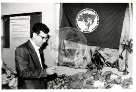 Visita do presidente do INCRA no assentamento "Sumaré" do MST (São Paulo (Estado), 23 out. 1995) [fotografia] / Fotógrafo(a) : Douglas Mansur. -- Ref.: BR-SPMST_MST-SN-CIN_AMP_000669-003750-ARV.