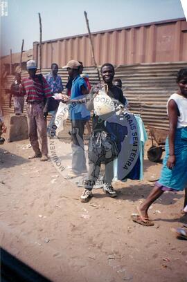 Pessoas morando na praia por falta de outro espaço (Ruanda, [sem data]) [fotografia] / Fotógrafo(a) : Arquivo MST. -- Ref.: BR-SPMST_MST-SN-CIN_AMP_001096-008985-RIT.
