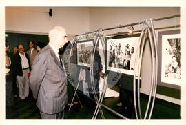 Lançamento da Exposição "Terra" (São Paulo (Estado), 10 abr. 1997) [fotografia] / Fotógrafo(a) : Douglas Mansur. -- Ref.: BR-SPMST_MST-SN-CIN_AMP_001030-008180-ELF.