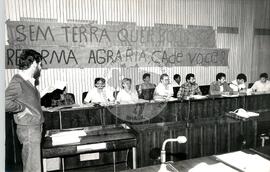 Entrevista coletiva do MST para o lançamento do dossiê "Violência no campo, crime e impunidade" ([sem local], 30 abr. 1986) [fotografia] / Fotógrafo(a) : Regina Vilela. -- Ref.: BR-SPMST_MST-SN-CIN_AMP_000698-004165-ARV.