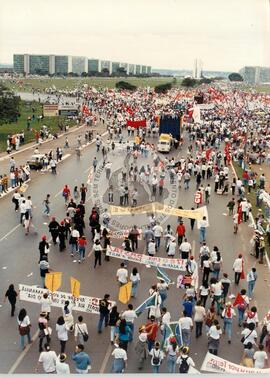 Chegada da Marcha Naciona à Brasília (Brasília-DF, 17 abr. 1997) [fotografia] / Fotógrafo(a) : Douglas Mansur. -- Ref.: BR-SPMST_MST-SN-CIN_AMP_001398-011088-MAC.