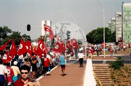 Entrega do resultado do plesbicito da ALCA atividades nacionais conjuntas (Distrito Federal (Brasil), 16 set. 2001) [fotografia] / Fotógrafo(a) : Gildo Aguiar. -- Ref.: BR-SPMST_MST-SN-CIN_AMP_000587-003367-AMT.