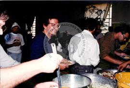 Visita do presidente do INCRA no assentamento "Sumaré" do MST (São Paulo (Estado), 23 out. 1995) [fotografia] / Fotógrafo(a) : Douglas Mansur. -- Ref.: BR-SPMST_MST-SN-CIN_AMP_000669-003773-ARV.