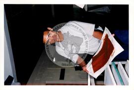 Leilão das peças da COOPEMARE (São Paulo (Estado), 24 nov. 1999) [fotografia] / Fotógrafo(a) : Fernando Braga. -- Ref.: BR-SPMST_MST-SN-CIN_AMP_000756-005006-CSS.