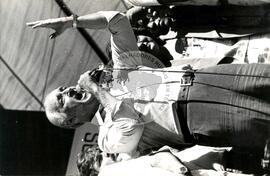 Ato do 1o de Maio, promovido pela CGT [com presença de] Franco Montoro [Governador, São Paulo, PMDB] (São Paulo-SP, 01 mai. 1986) [fotografia] / Fotógrafo(a) : Regina Vilela. -- Ref.: BR-SPMST_MST-SN-CIN_AMP_001535-012006-PER.