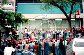 Mobilização no INCRA (São Paulo (Estado), 08 set. 1998) [fotografia] / Fotógrafo(a) : Arquivo JST. -- Ref.: BR-SPMST_MST-SN-CIN_AMP_000392-002158-AMT.
